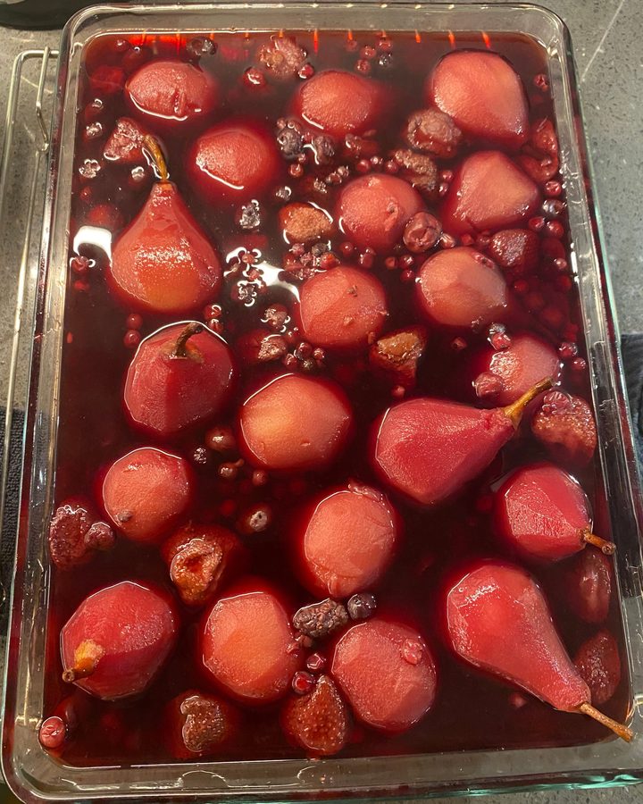 Gestoofde peertjes in donkerrode saus