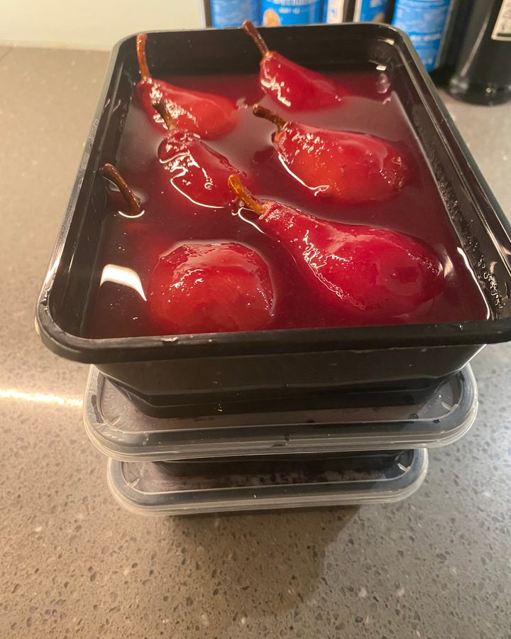 Bakjes met gestoofde peertjes in saus, klaar om te ruilen